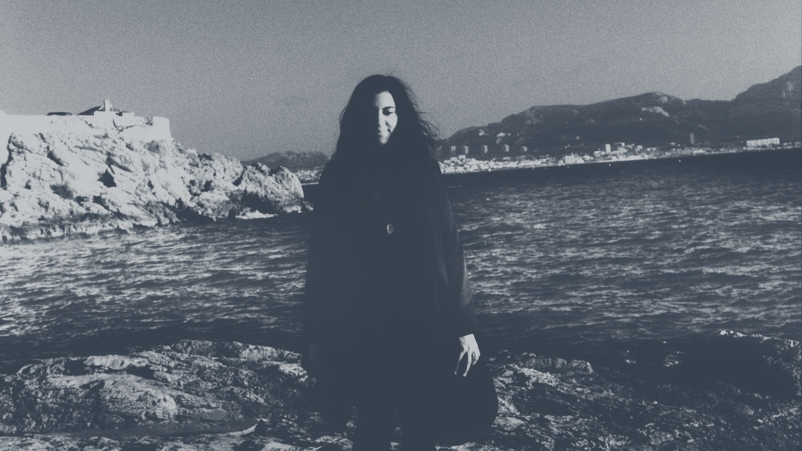 Nadine Khouri au bord de la mer, à Marseille (photo Steve Gullick)