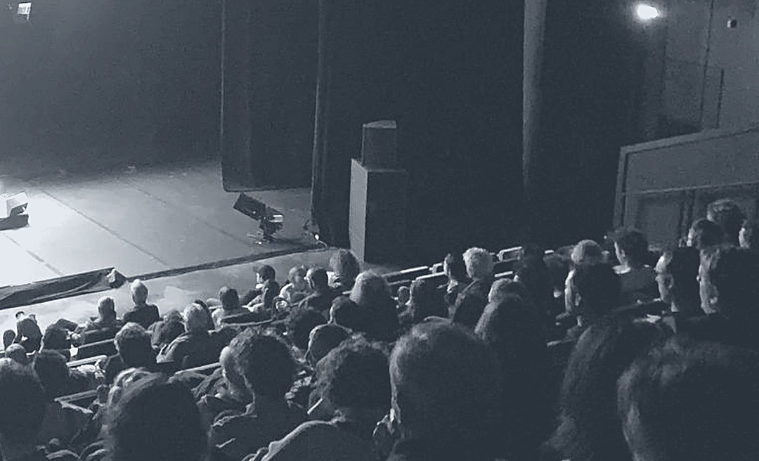 Le public du festival face à la scène